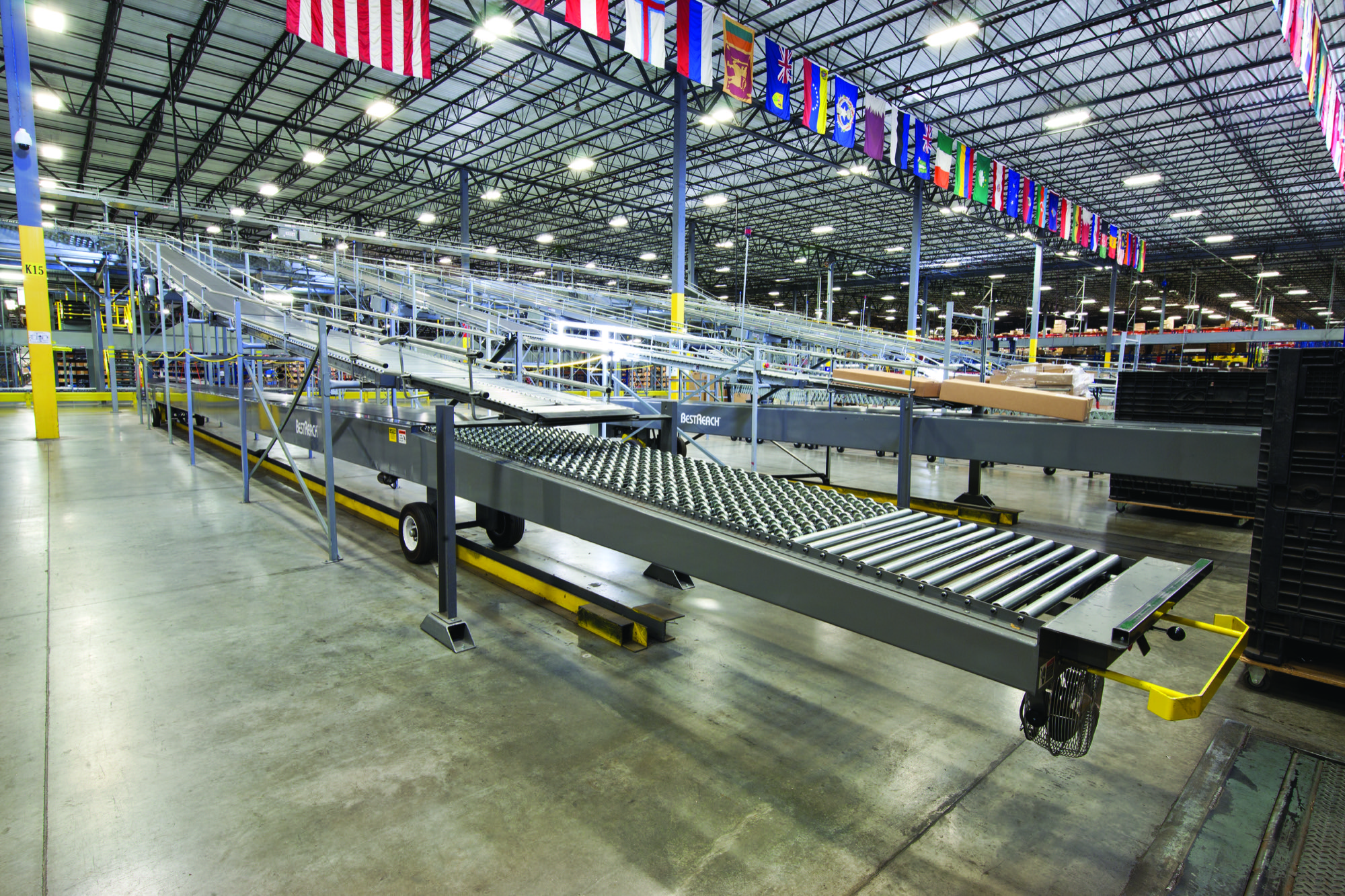 bestreach rigid drive out belt conveyor in distribution center 2