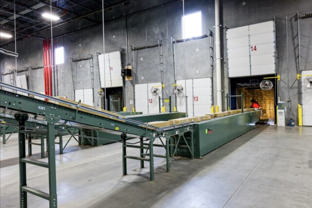 multiple telescopic belt conveyors loading in large distribution center