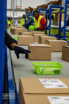 Products and parcels being handled on top of the robust system conveyor BestConnect+ 